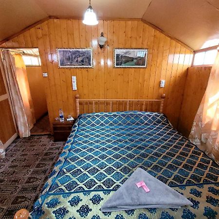 Tashkand Houseboat ศรีนาการ์ ภายนอก รูปภาพ