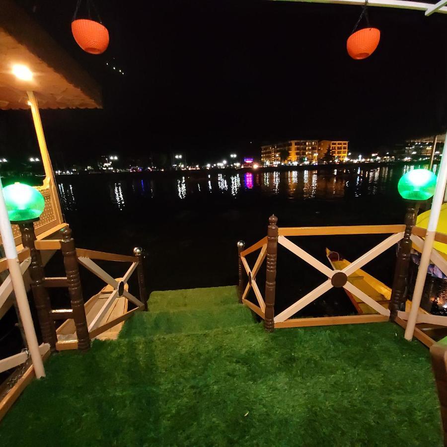 Tashkand Houseboat ศรีนาการ์ ภายนอก รูปภาพ