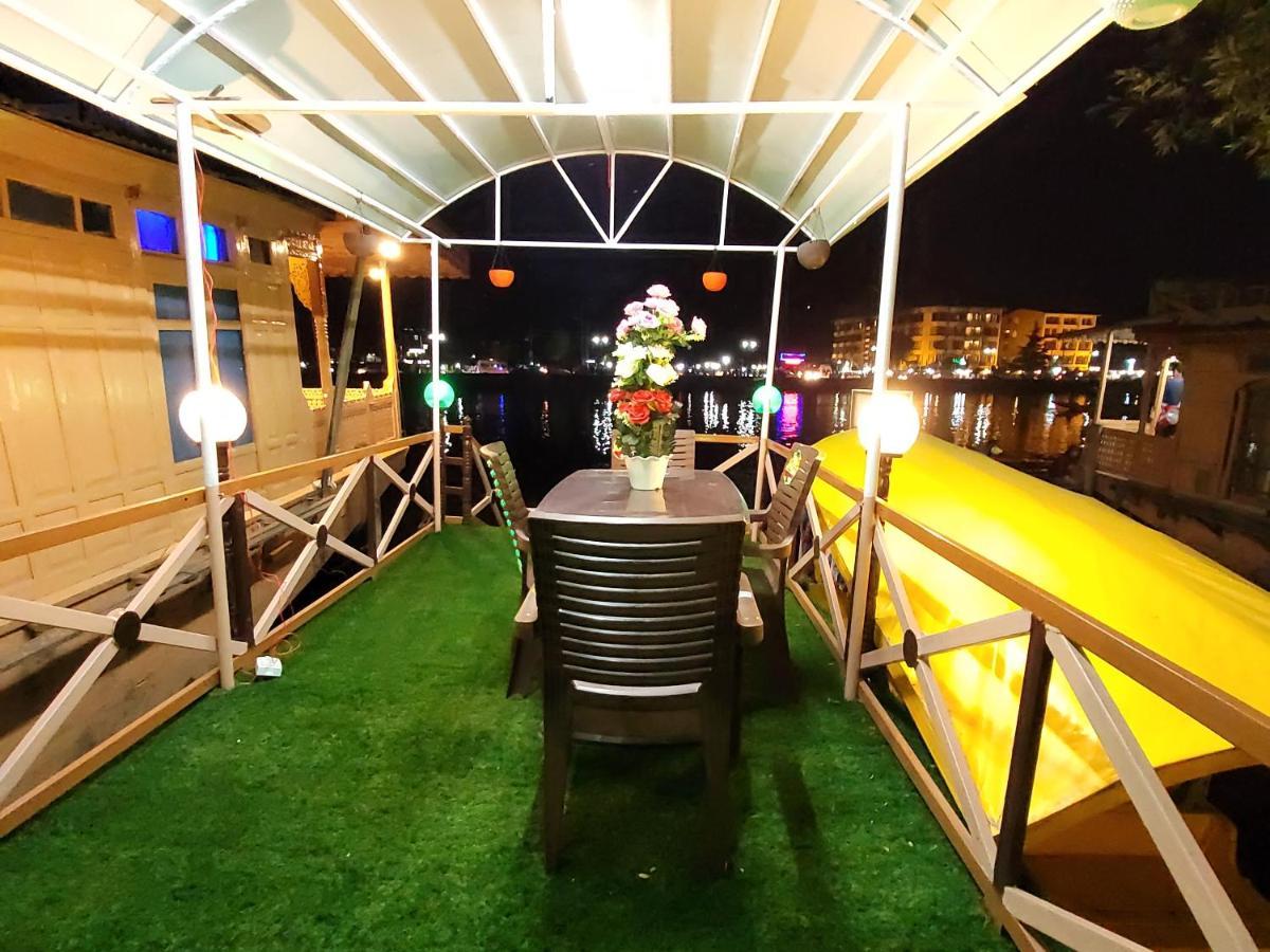 Tashkand Houseboat ศรีนาการ์ ภายนอก รูปภาพ