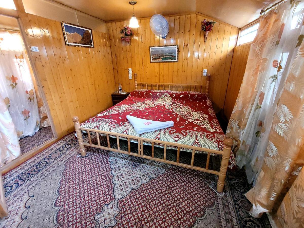 Tashkand Houseboat ศรีนาการ์ ภายนอก รูปภาพ