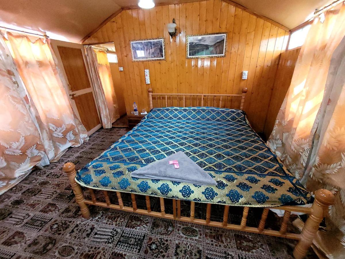 Tashkand Houseboat ศรีนาการ์ ภายนอก รูปภาพ