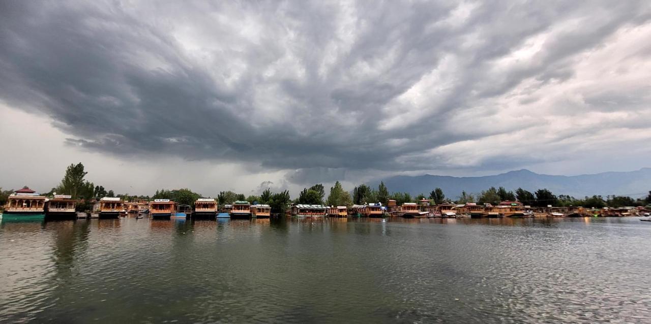 Tashkand Houseboat ศรีนาการ์ ภายนอก รูปภาพ