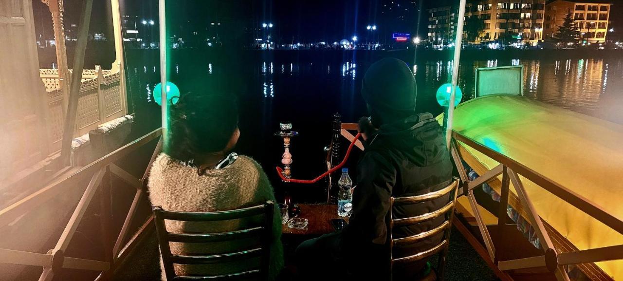 Tashkand Houseboat ศรีนาการ์ ภายนอก รูปภาพ