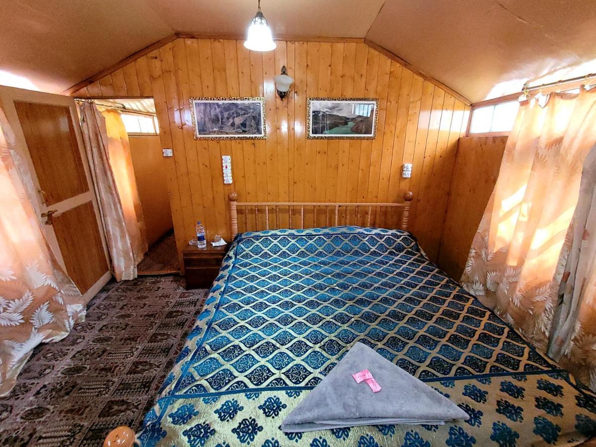 Tashkand Houseboat ศรีนาการ์ ภายนอก รูปภาพ