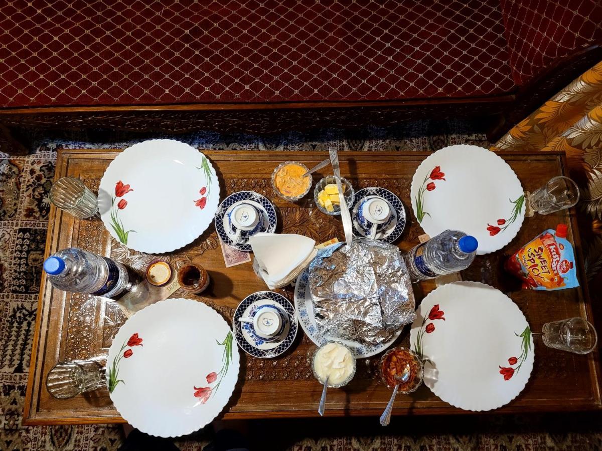 Tashkand Houseboat ศรีนาการ์ ภายนอก รูปภาพ