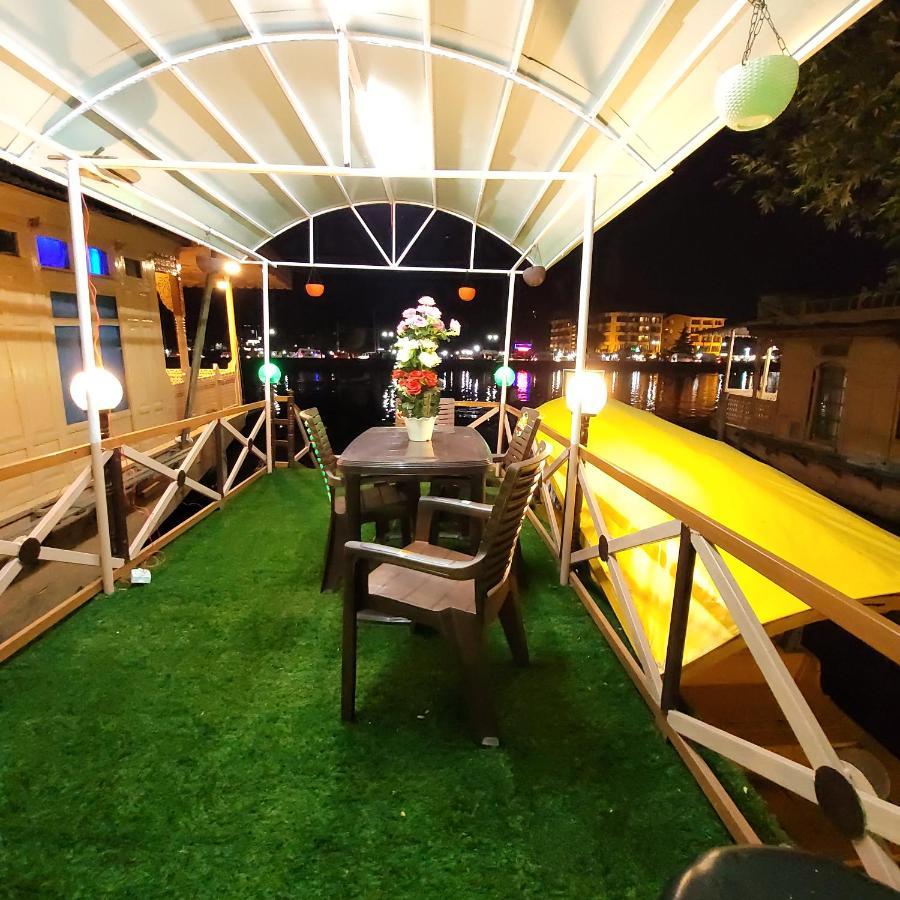 Tashkand Houseboat ศรีนาการ์ ภายนอก รูปภาพ