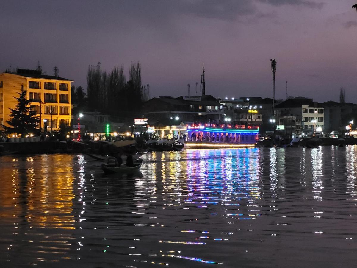 Tashkand Houseboat ศรีนาการ์ ภายนอก รูปภาพ