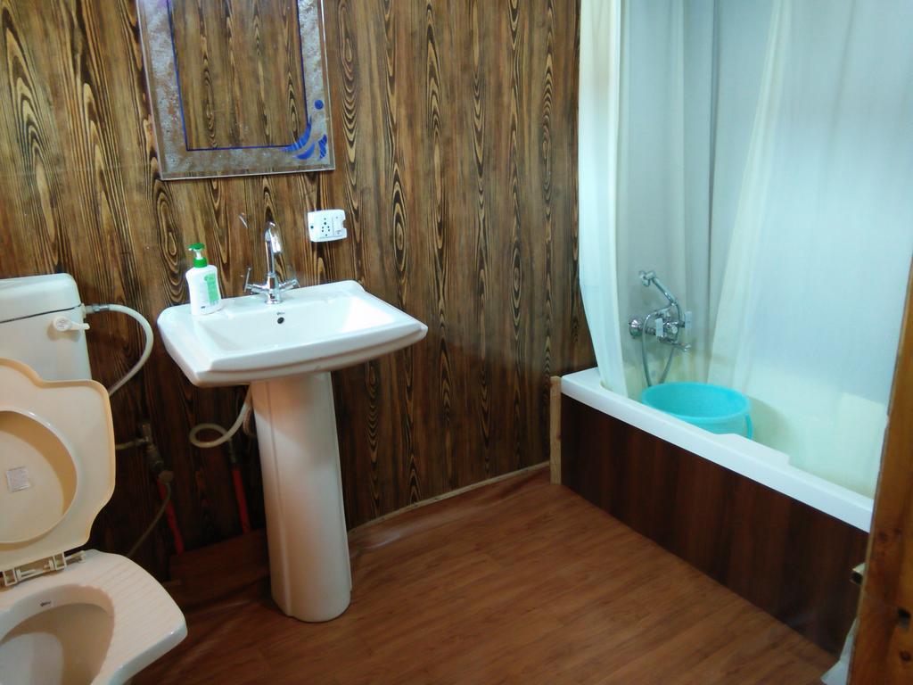 Tashkand Houseboat ศรีนาการ์ ภายนอก รูปภาพ