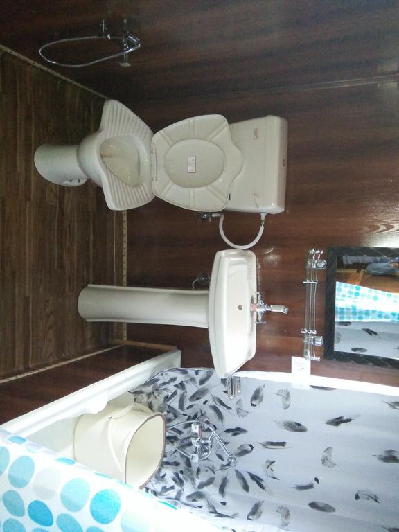 Tashkand Houseboat ศรีนาการ์ ภายนอก รูปภาพ
