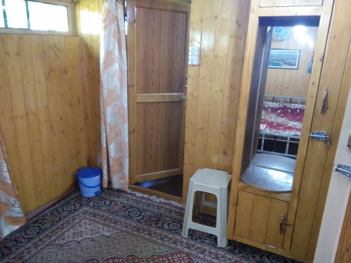Tashkand Houseboat ศรีนาการ์ ภายนอก รูปภาพ