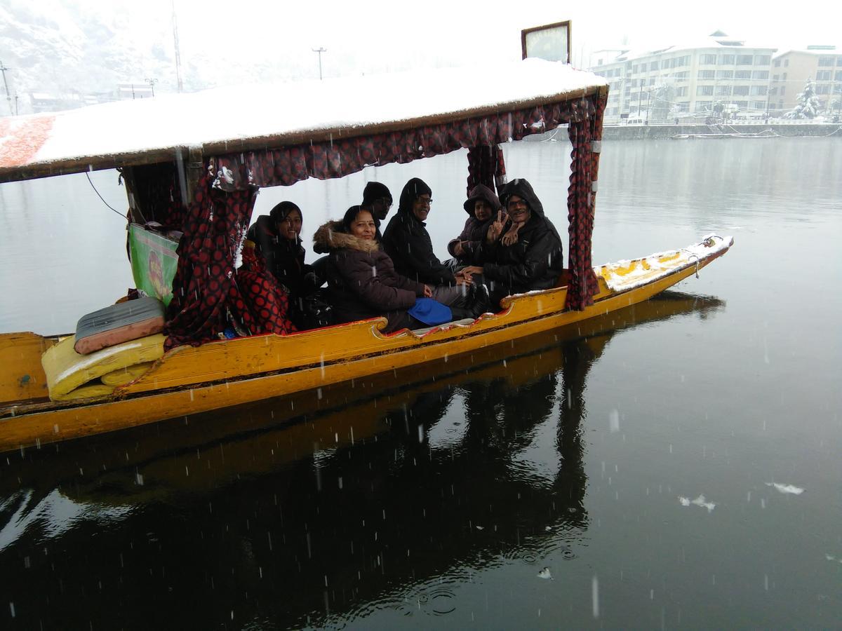 Tashkand Houseboat ศรีนาการ์ ภายนอก รูปภาพ