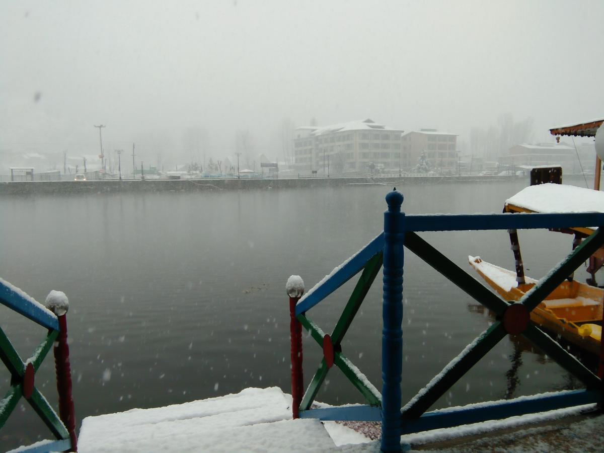 Tashkand Houseboat ศรีนาการ์ ภายนอก รูปภาพ