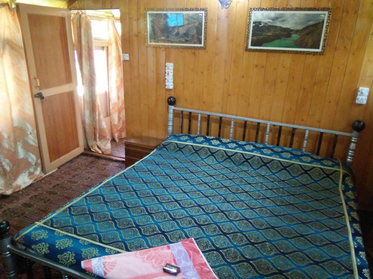 Tashkand Houseboat ศรีนาการ์ ภายนอก รูปภาพ